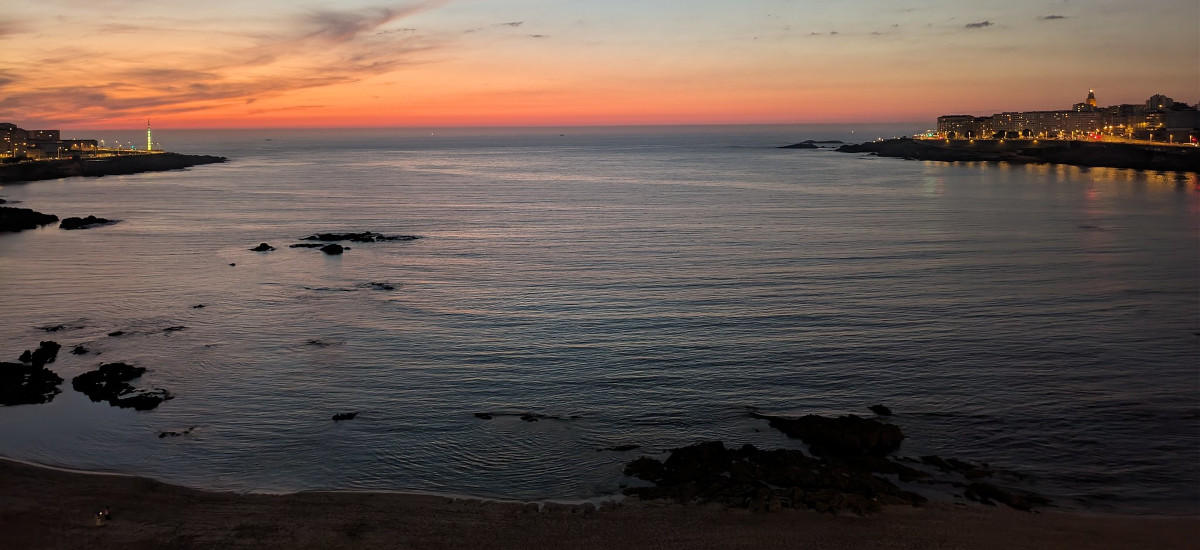 Picture of sunset in A Coruña from June 2024 at Riazor beach where the whole Orzán bay can be seen.